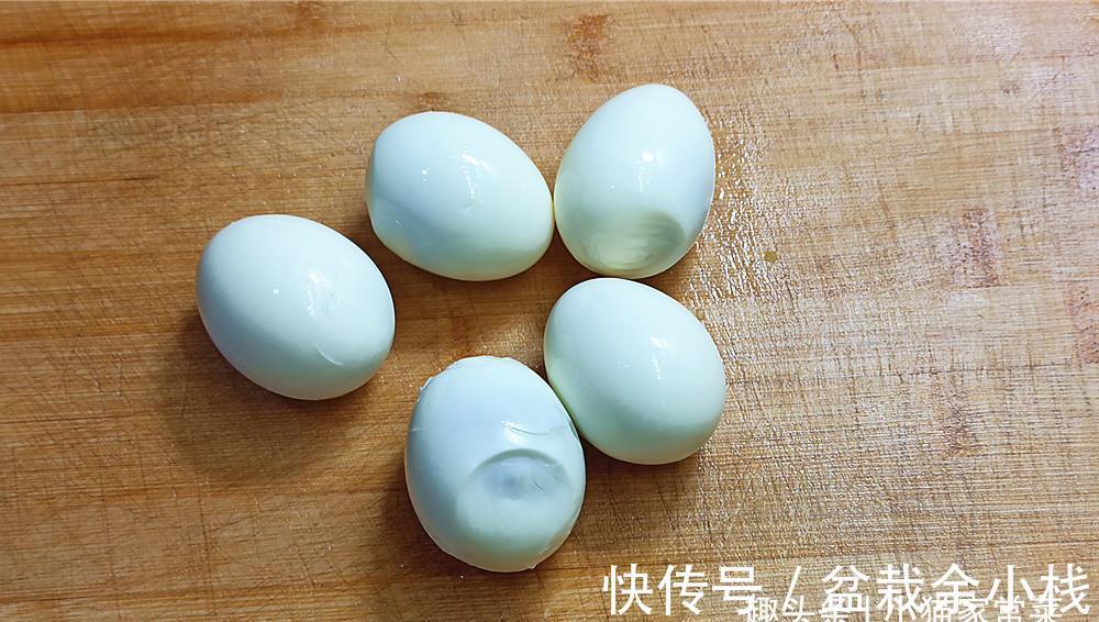 把鸡蛋和黄瓜一起凉拌来吃，味道香辣，爽口开胃，给肉都不换
