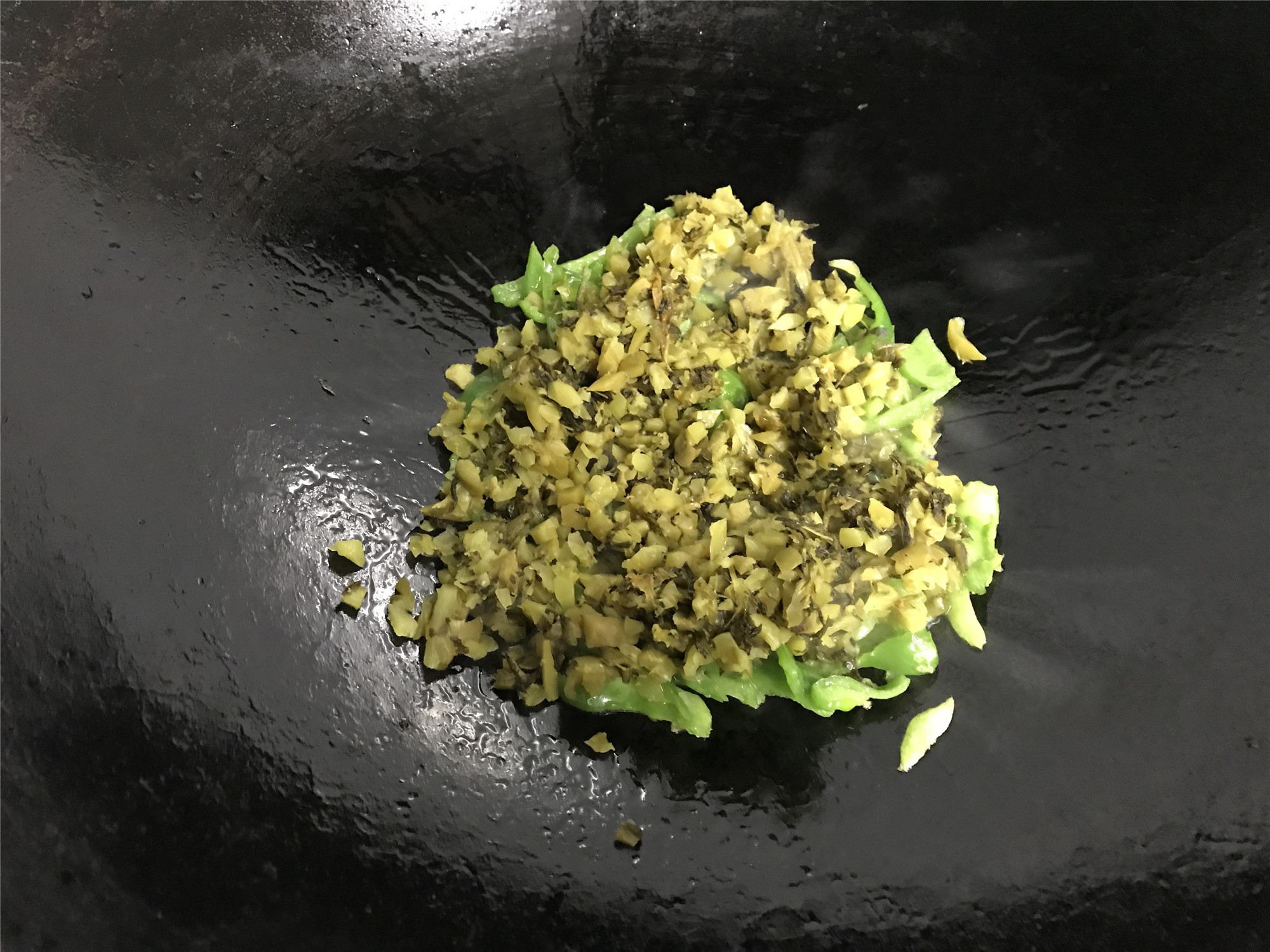 睡眠不好的人要多吃此菜，2分钟教你做，香辣开胃没腥味，超下饭