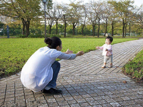 月子期|婴儿谁抱的多就和谁亲?错过这三个依赖期,宝宝和妈妈可能不亲