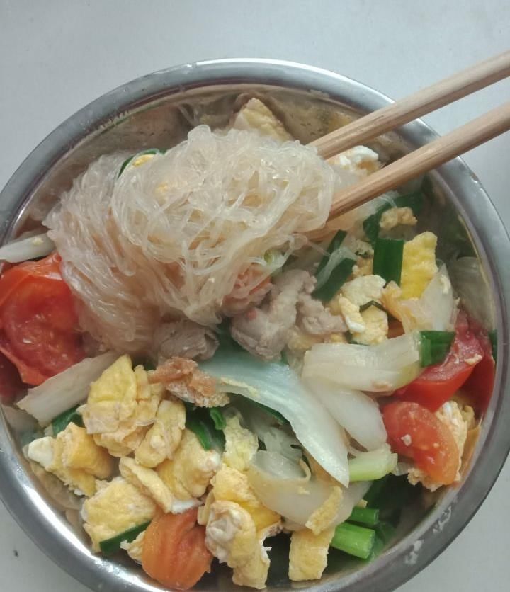 这一锅有菜有肉又有蛋，色香味美，儿子吃到吮手指，太好吃了