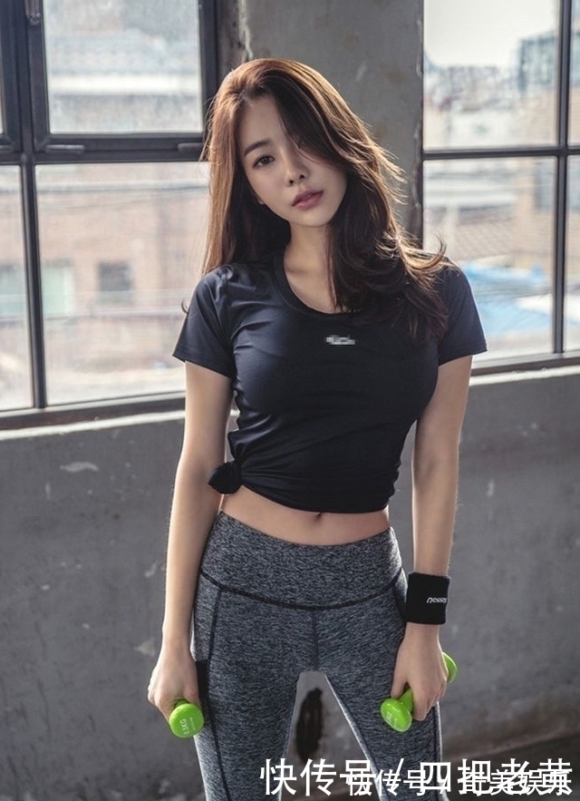 打扮|紧身打底裤富有质感的打扮，穿出女人知性美