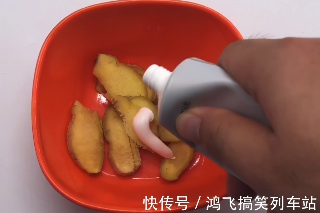 把牙膏挤在生姜上,作用真是太厉害了,解决很多男人女人的大烦恼
