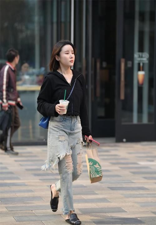 卫衣|美女一件黑色短款小卫衣，搭配水洗蓝的破洞牛仔裤，满满的时尚感