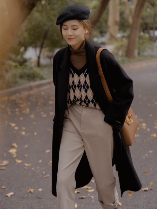 黑色大衣|“黑色大衣”烂大街?冬天学会这4套穿搭就够了,让你保暖又洋气