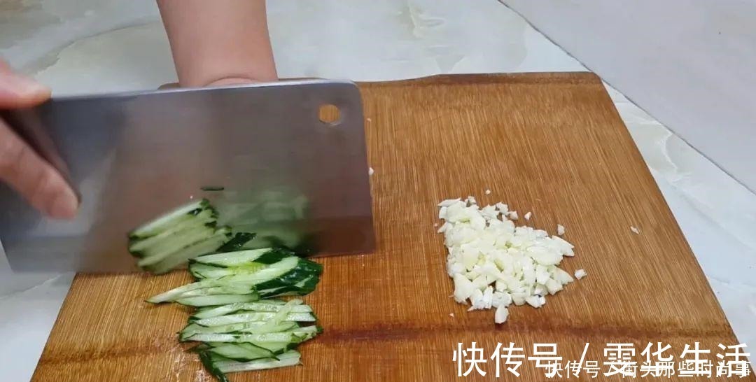 好吃|我家面条就爱这么吃,筷子一搅,做出创意凉拌面,比凉皮劲道好吃