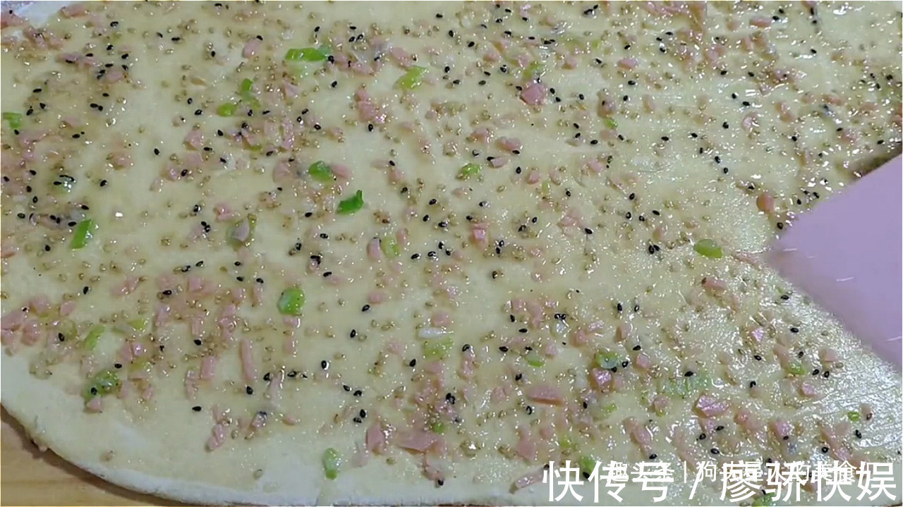油酥|玉米面油酥饼做法，加多一种材料，口感丰富，吃着蓬松柔软，真香