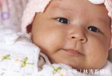 喂奶|新生儿吃母乳很乖,婆婆看出不对劲,及时救了宝宝一命