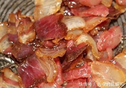 炒腊肉时，冷水泡还是上锅蒸？都错了！难怪腊肉又硬又咸不好吃