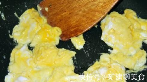技巧|炒鸡蛋有技巧，最“忌”直接下锅，多做一步，鸡蛋嫩滑不粘锅