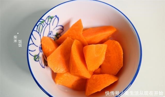 分享一道蒸菜,鸡肉鲜香软嫩,胡萝卜清甜多汁,营养好吃