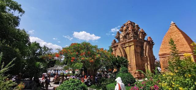 老年|这里的建筑风格有些吴哥窟的味道,但是规模小的多,还是值得一览