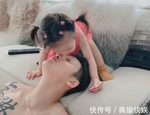 抱抱|奶爸被小情人“小鸡啄米”火了,网友娃好可爱,好想抱抱她爸爸