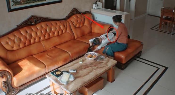 檔綜藝節目|《變形計》農村女孩躺沙發,闊太動作引爭議,關系真假一目了然