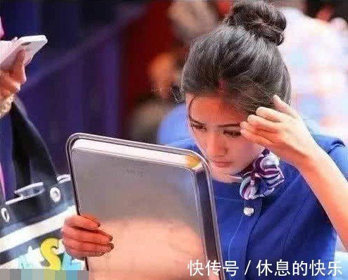 |搞笑GIF:大哥看你再有钱,也改不掉以前落下的职业病啊