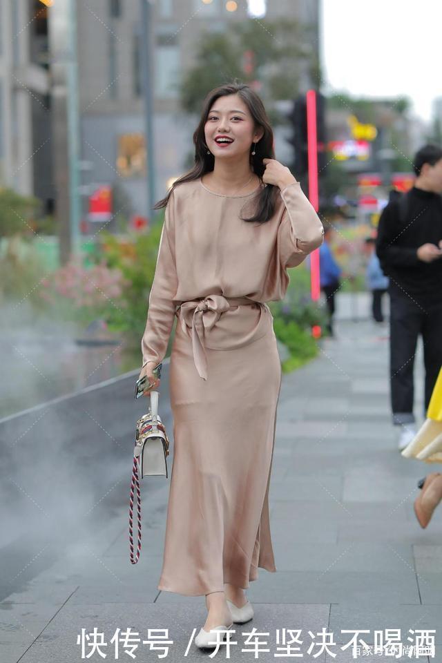 藕粉色宽松长款连衣裙,举止优雅,有气质