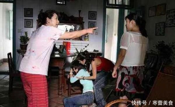 妈妈教育孩子时奶奶“搅局”,争吵中妈妈拿起刀捅了自己7刀