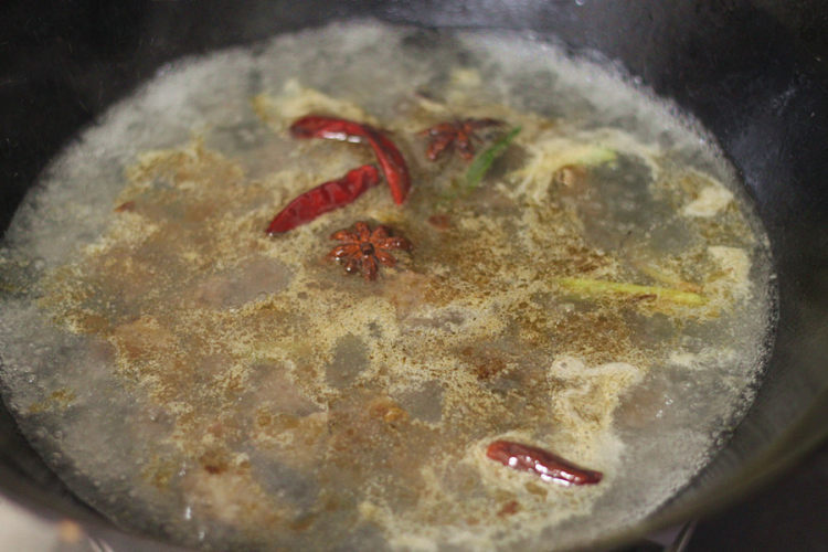 土豆|教你在家土豆烧牛肉家常做法,色泽红润,肉质香嫩,好吃又营养