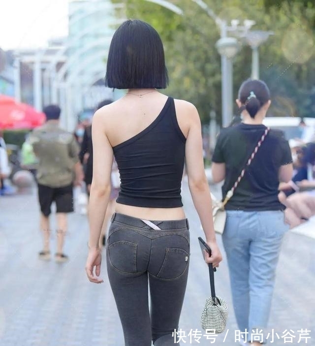 背心|露脐抹胸紧身衣+瘦腰牛仔裤,丹凤眼美女这样穿,展现女人魅力!