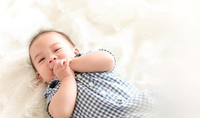 养育|宝宝睡觉不老实,满床打滚扭来扭去是为何?说明你的养育存在问题