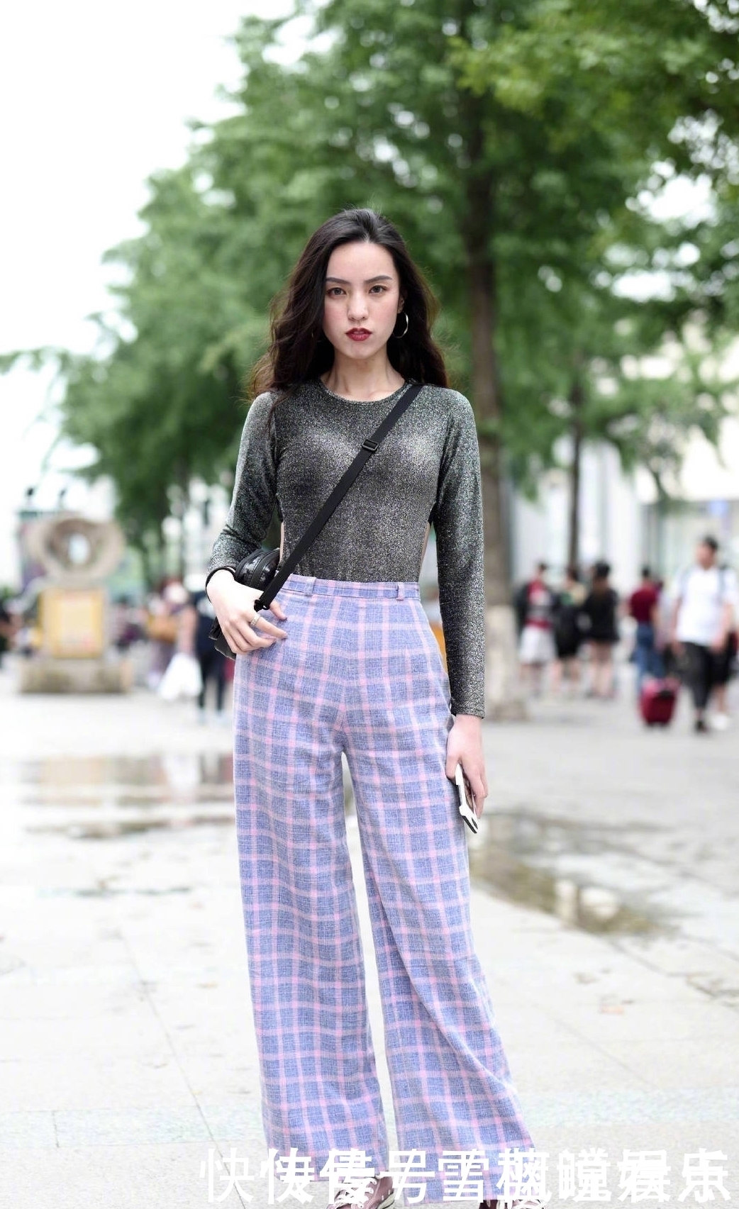 吊带连体裤搭配高跟凉鞋，时尚又性感的风格，搭配出女神般的气息