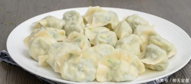 西葫芦别总炒着吃，做馅包成饺子，清口解腻，一口吃两个都不过瘾
