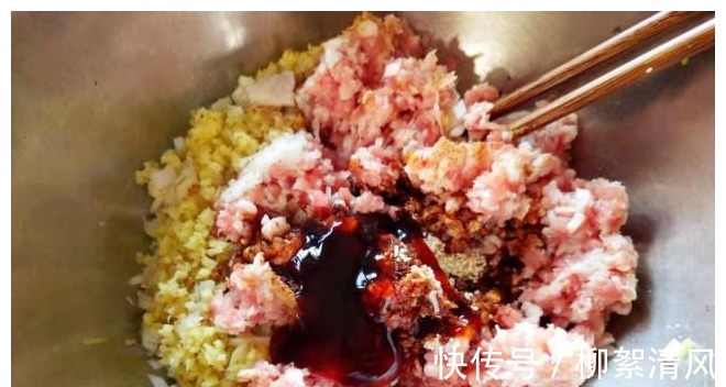 松软|表皮松软底部酥脆的水煎包，在家也能轻松做，老人孩子都爱吃！