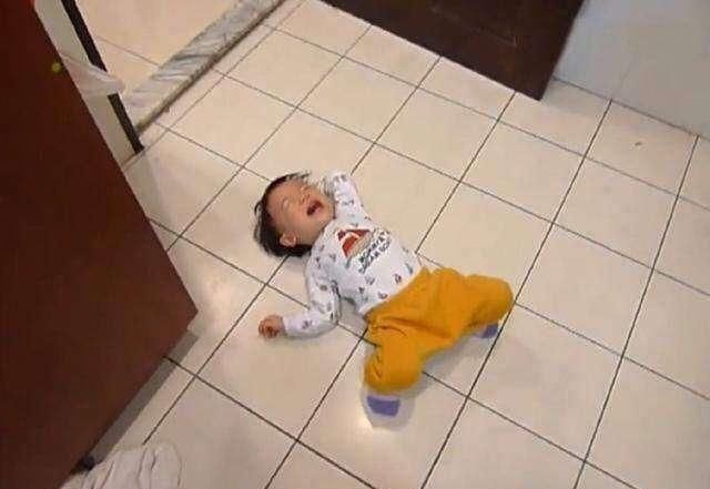 奶奶|孩子满地打滚哭闹,奶奶的一句话让孙子乖乖起来,为奶奶点赞