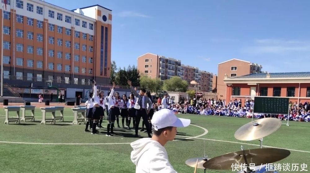 华诞|《关注》张扬青春活力 献礼新中国七十华诞