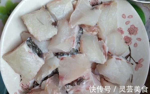 煎鱼时“不要”先开火倒油,20年老厨师教你1招,肉鲜不破皮