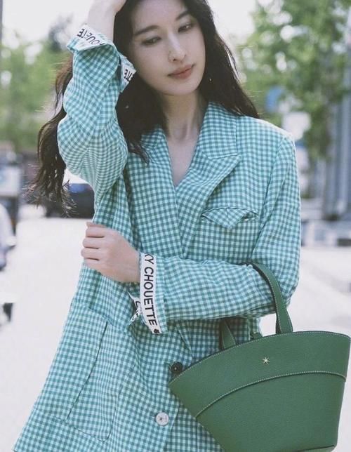 西装|气质全开，穿格子西服外套搭配黑色短裤街拍，秒变成初恋女友