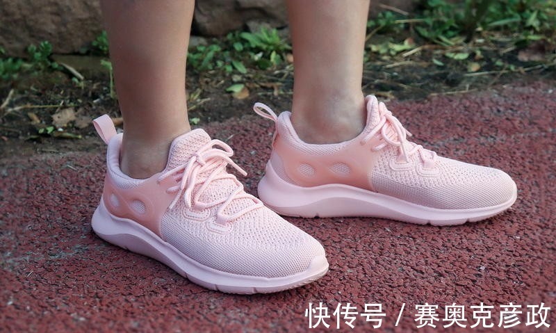 老妈 我用买冰皮月饼的钱,给老妈换了一双咕咚5K跑鞋