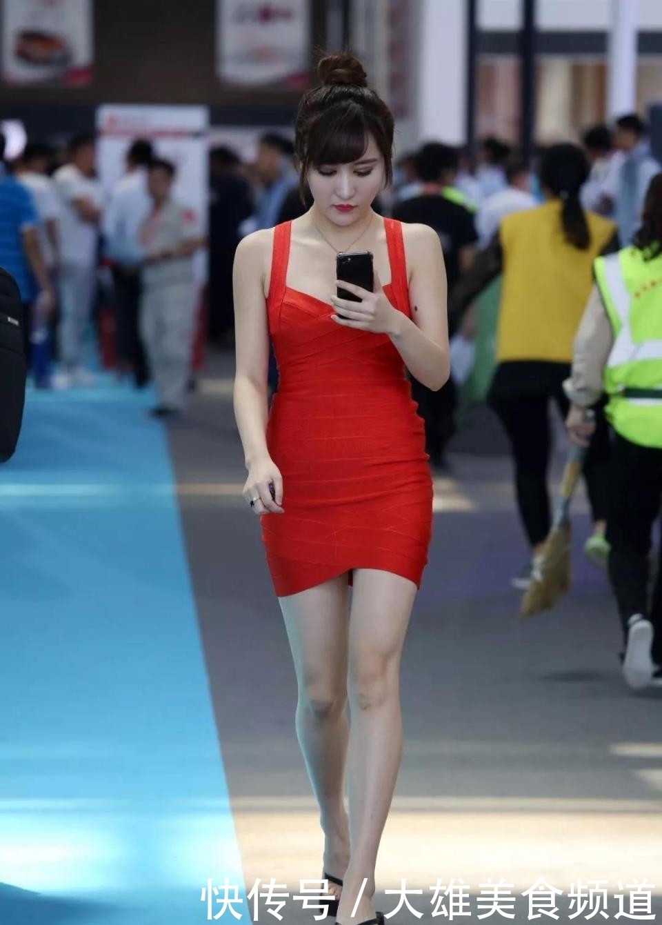 街拍:紧身美女身材真是太棒, 完美诠释女性美