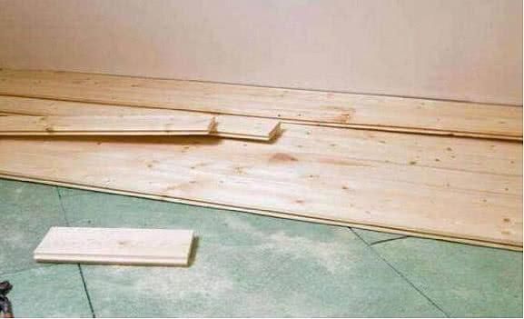 木地板|头一次看见在旧瓷砖上铺木地板,后悔我家装早了,省钱美观又实用