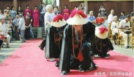 袖子|为啥清朝大臣下跪前都要拍一拍袖子?这一举动代表着什么