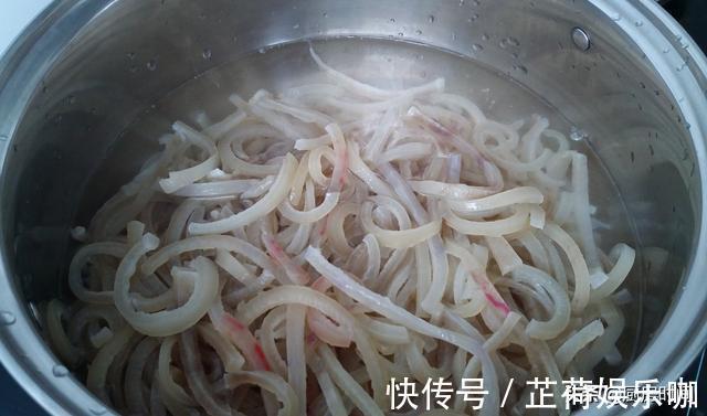晶莹剔透|水晶猪皮冻应该怎么做？想要晶莹剔透，除了加一步就是放点它