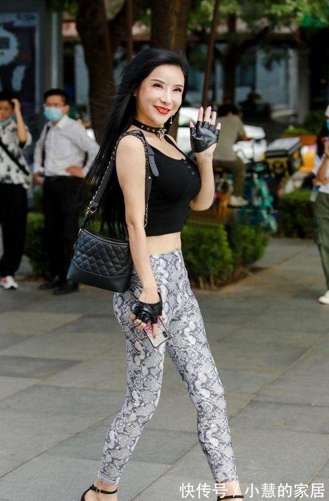 包臀裙|美女脚上搭配一双黑色的高跟鞋,走到哪里都时刻充满了韵味