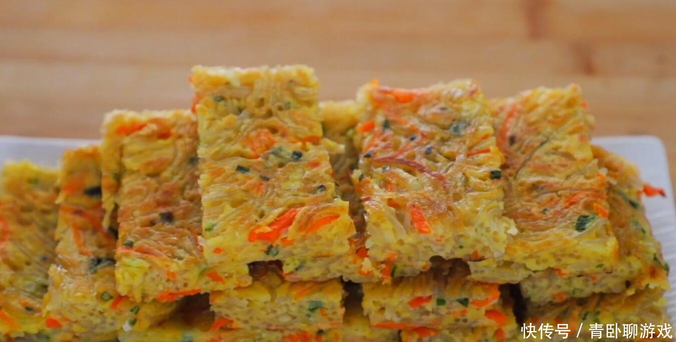 粉丝里打入2个鸡蛋,外酥里嫩又筋道,没想到这么好吃