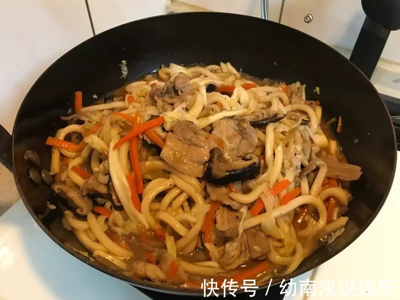 鱼片|雨天吃点啥?大叔教你日式炒乌龙面,爽滑Q弹,吃过一次就忘不了