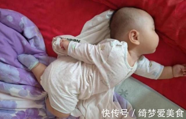 宝宝们|宝宝“高难度睡姿”火了,宝妈掀开被子后:这娃已打通任督二脉?