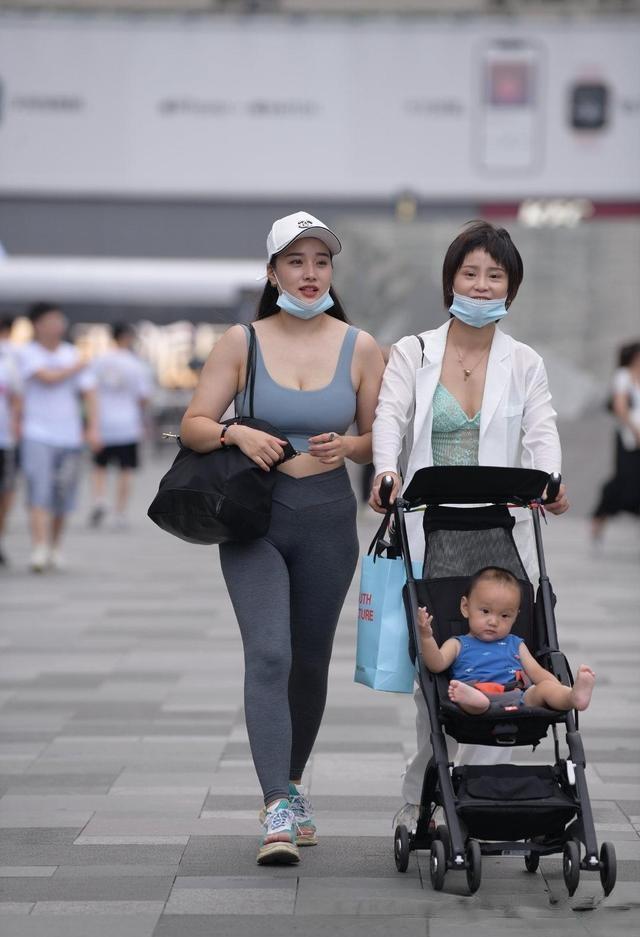 时尚 穿出时尚气质的打底裤装扮,展现优美韵律与时尚品味,飘逸潇洒