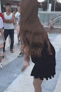 |搞笑GIF:马总怎么的,你这是玩穿越吗?