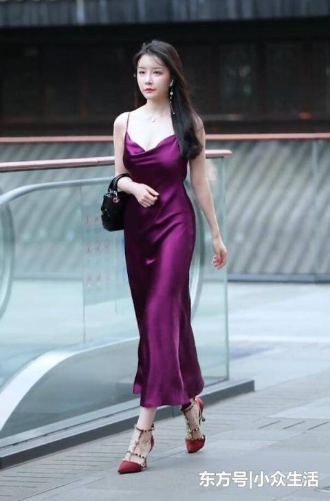 街拍真丝吊带裙造型,这条街属她最亮眼