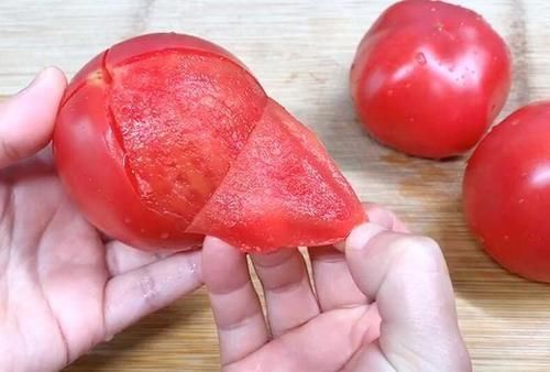 西红柿去皮别用开水烫了，教你1个简单方法，10秒去皮，太实用了