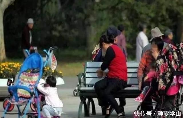 妈妈|公园溜娃,46岁妈妈碰上46岁奶奶,两人之间的差别一目了然