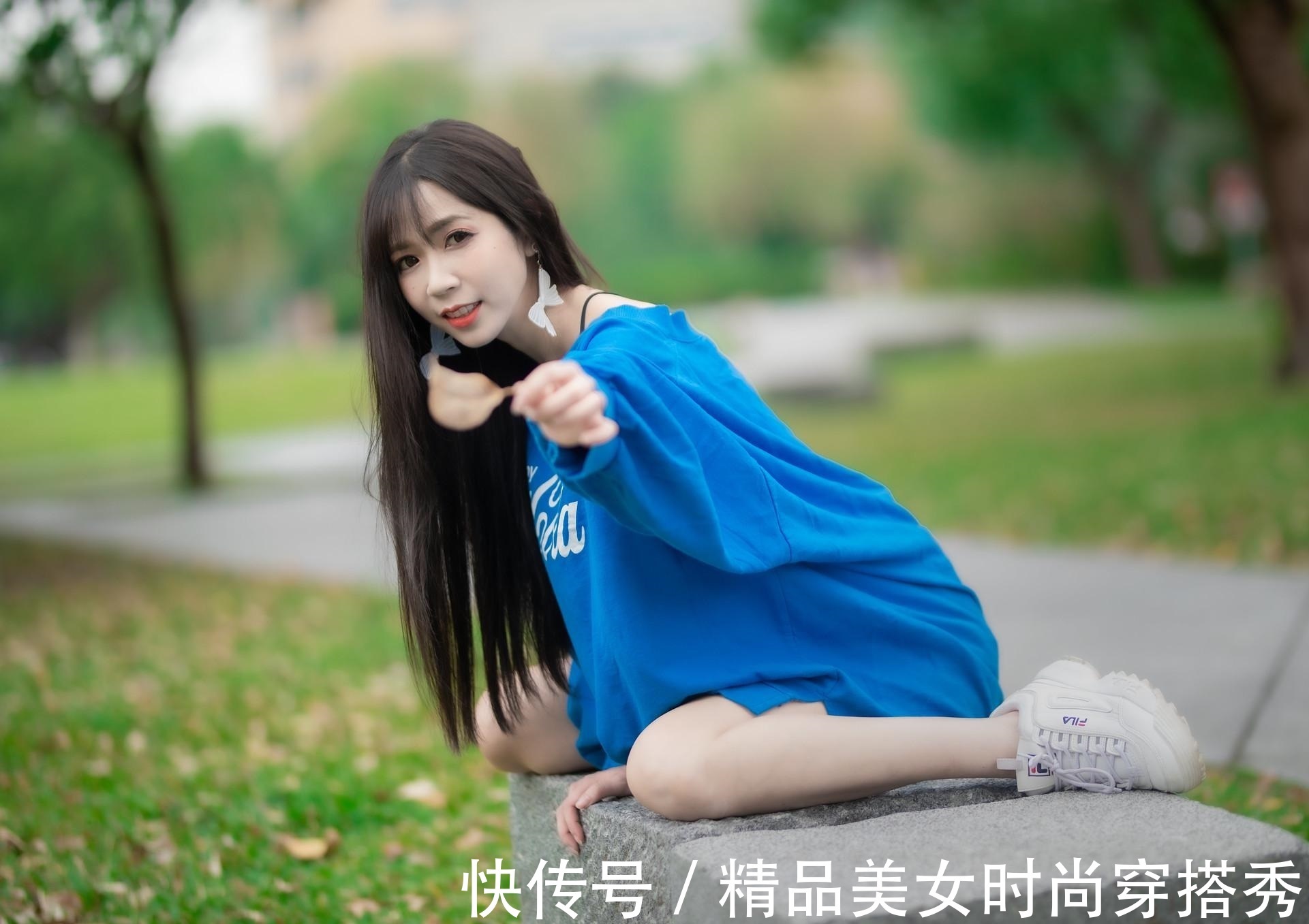 牛仔短裤|蓝色的卫衣,下搭牛仔短裤,露出白皙高挑的大长腿,青春有活力
