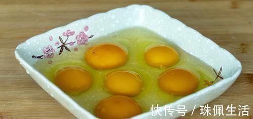 荷包蛋直接下锅煮就废了可惜知道的人不多，这样做完整又不散花