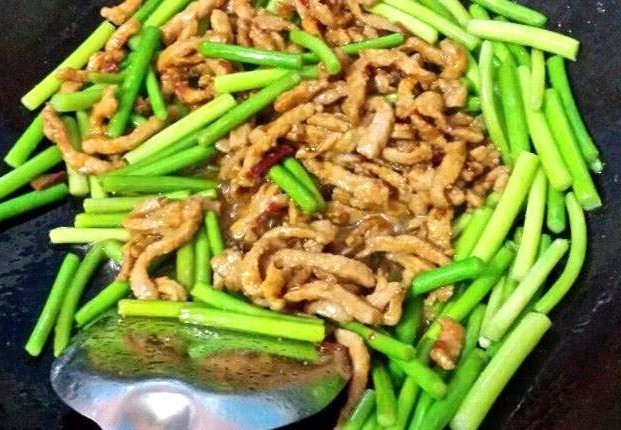 炒蒜苔别直接下锅炒,多加这“1步”,蒜苔爽脆入味不生硬