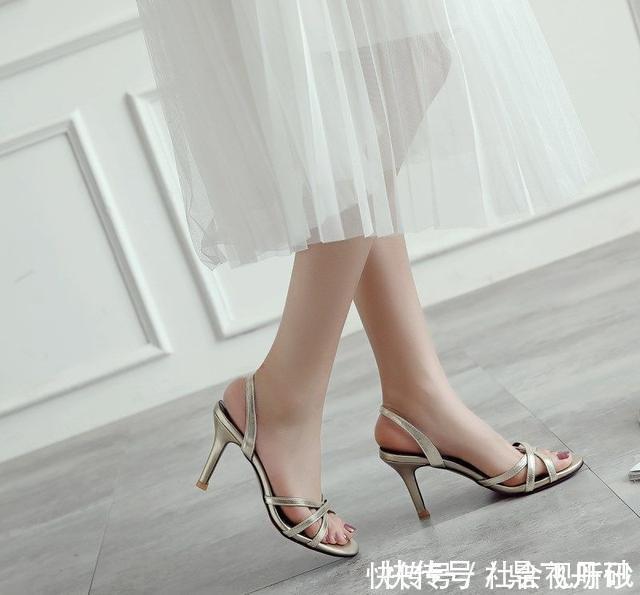 性感迷人 性感迷人的细高跟鞋,别致的一字带凉鞋,演绎摩登时尚