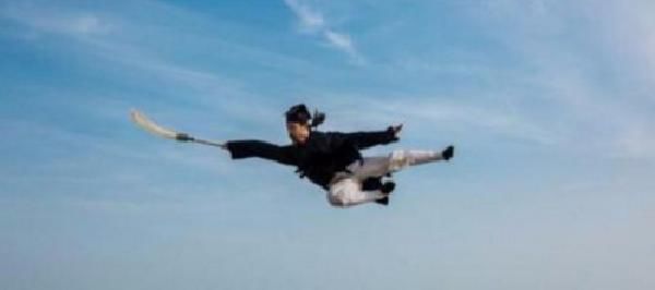 武侠小说$轻功大师李凤山:40公斤铁衣穿3年称:我身轻如燕能“飞檐走壁”