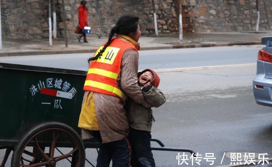 工作|95后全职妈妈占比82%,宝妈为孩子放弃工作,却被误解是懒